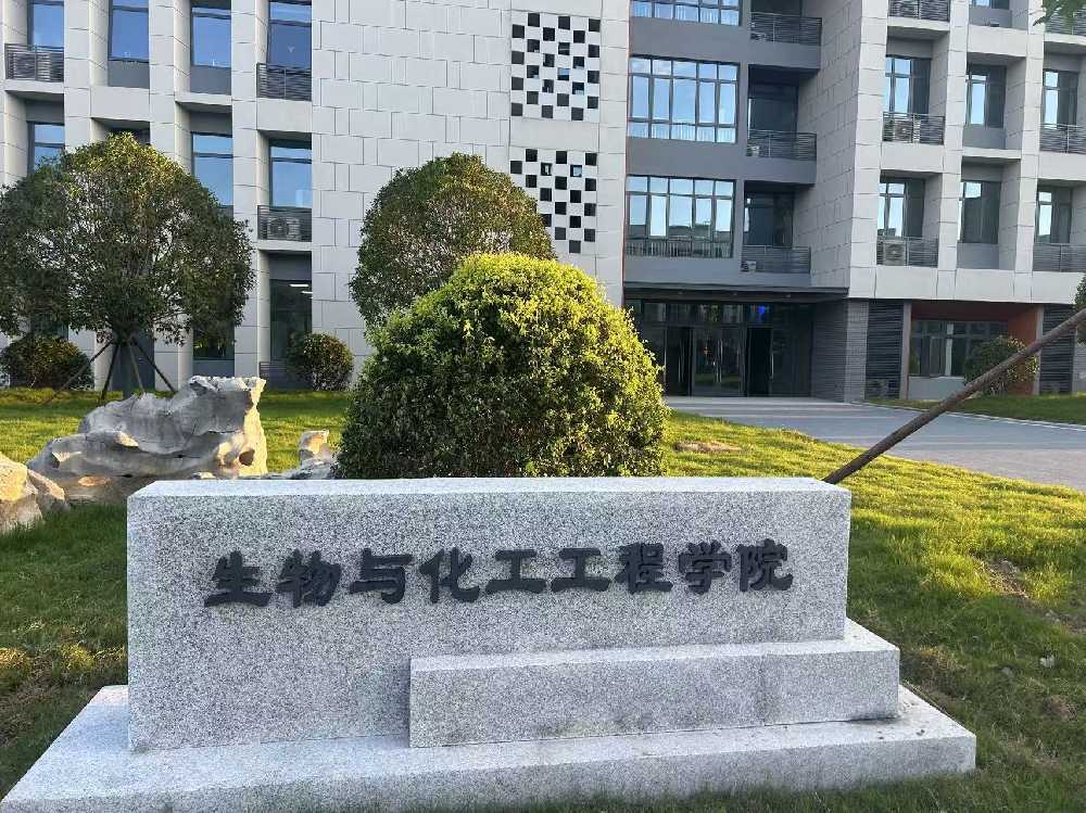 玛纳斯县扬州职业大学体育场高杆灯项目